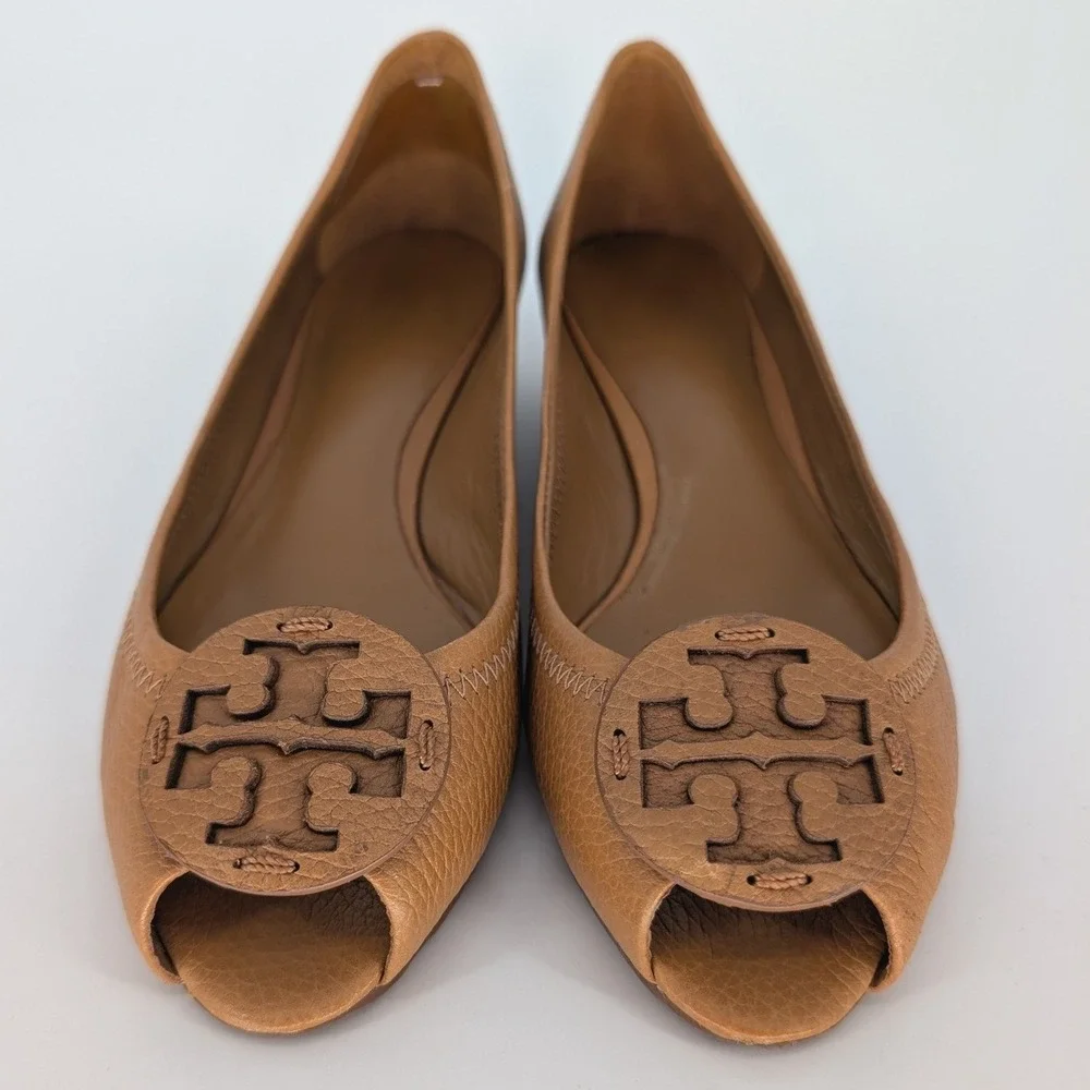 Tory Burch Peep Toe Wedge 7M Tan Pebbled Leather Logo Medallion Preppy Classic
